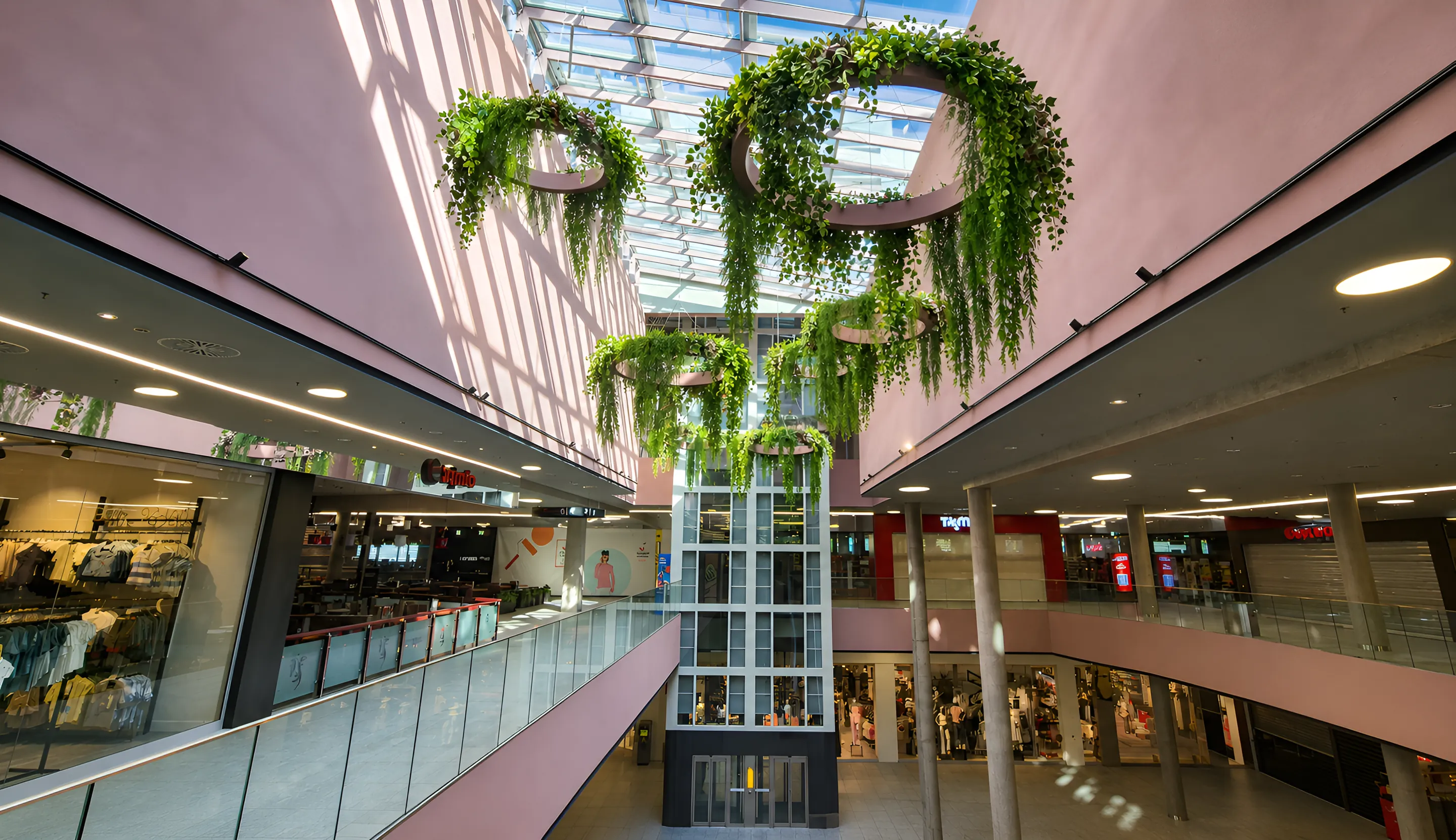 Begrünte Deckenringe im Stadioncenter Wien