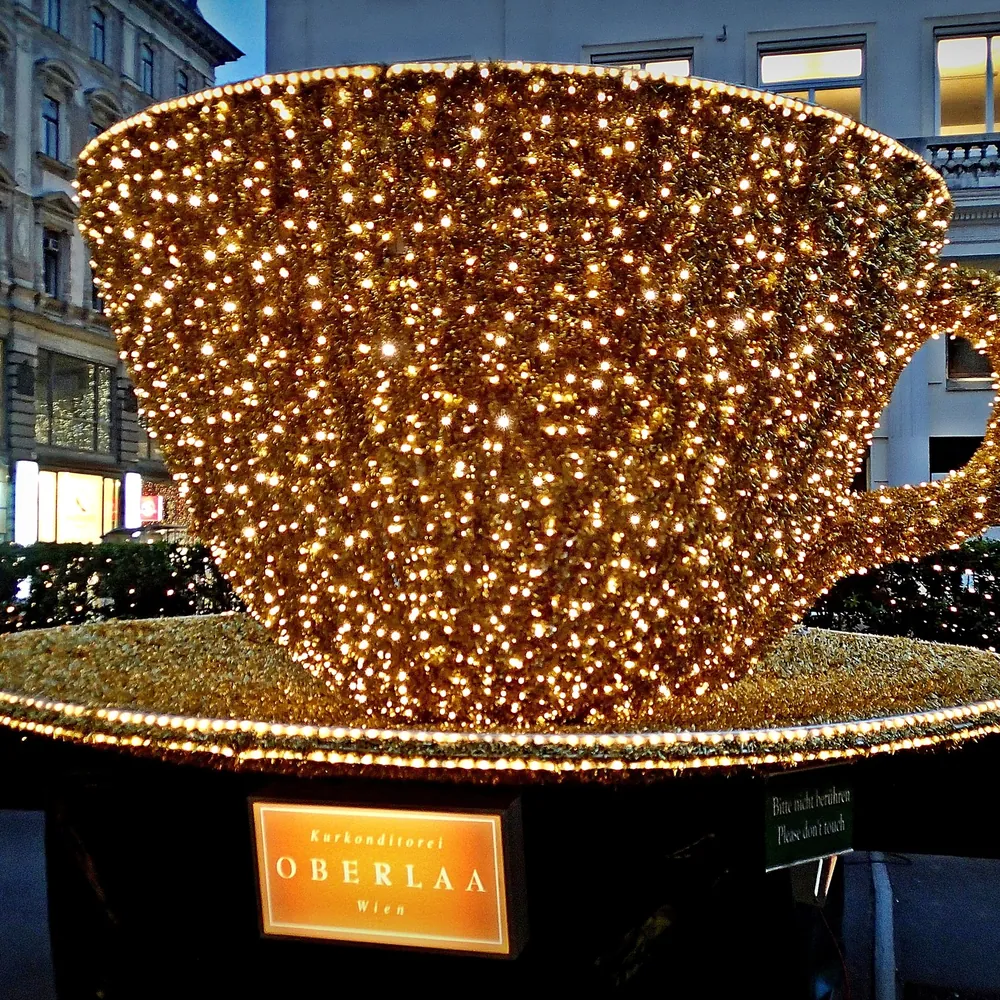 Oberlaa-Tasse aus Lichterketten
