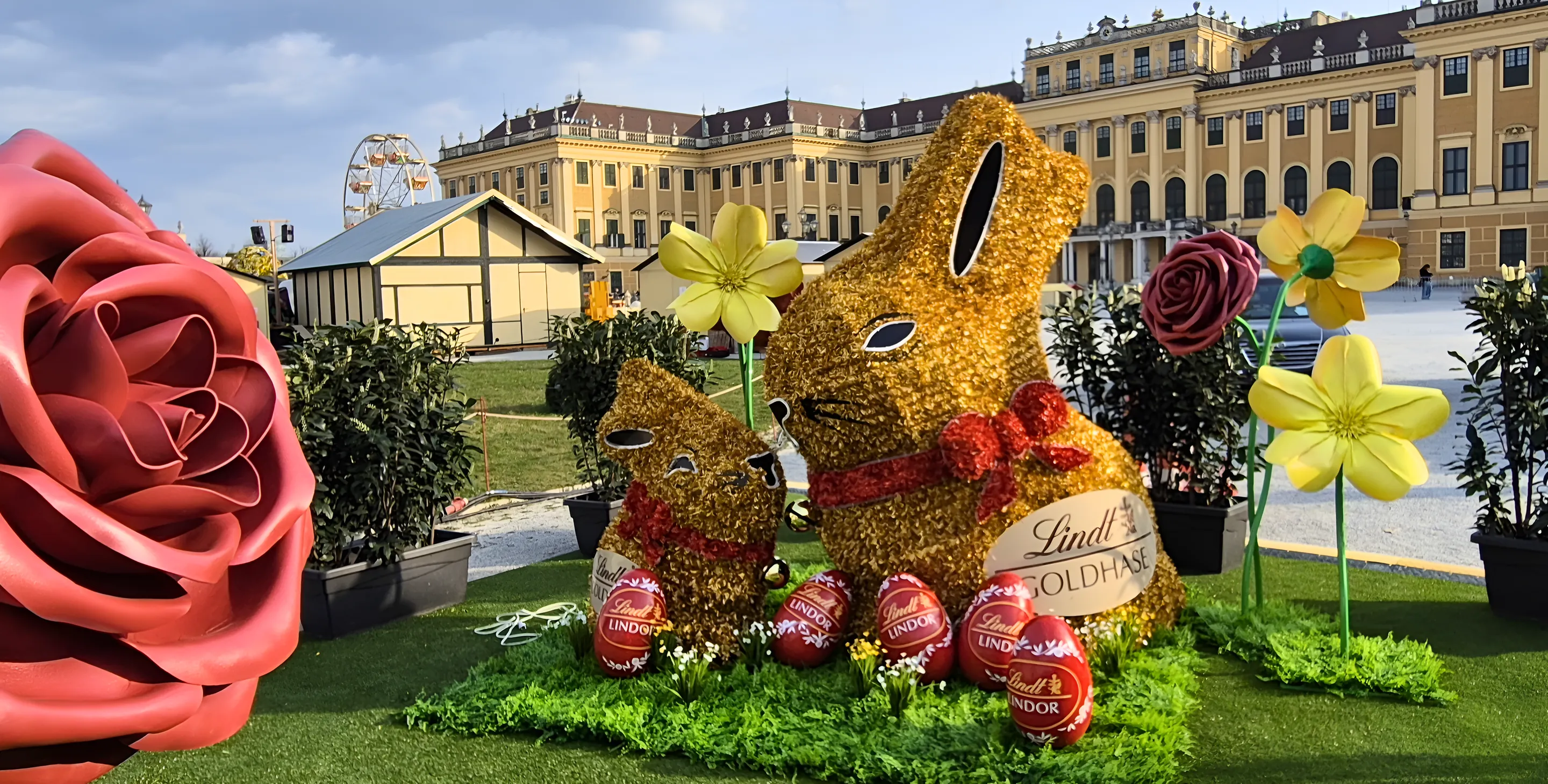 Übergroße Osterfiguren vor Schloss Schönbrunn